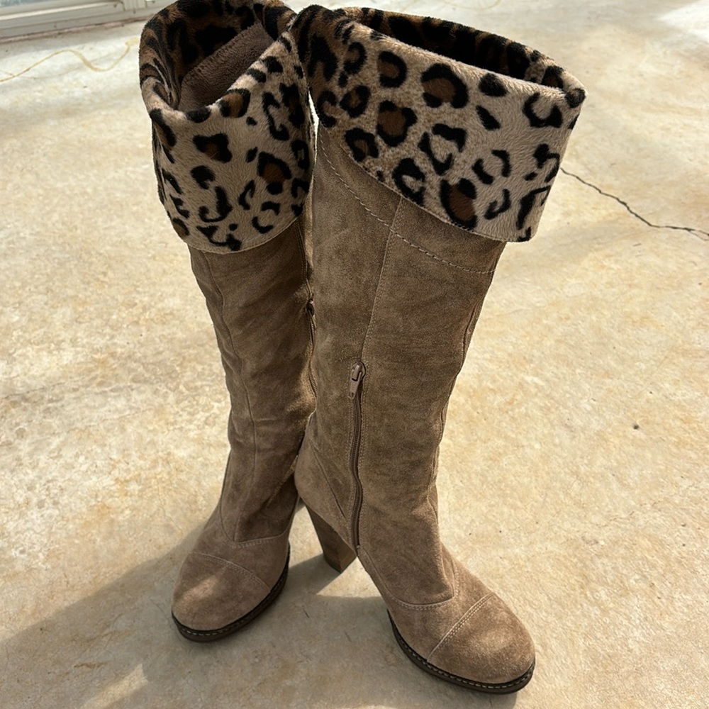 Brown’s of Quebec knee high, two-way Suede boots. Size 39 (8-8.5 US)